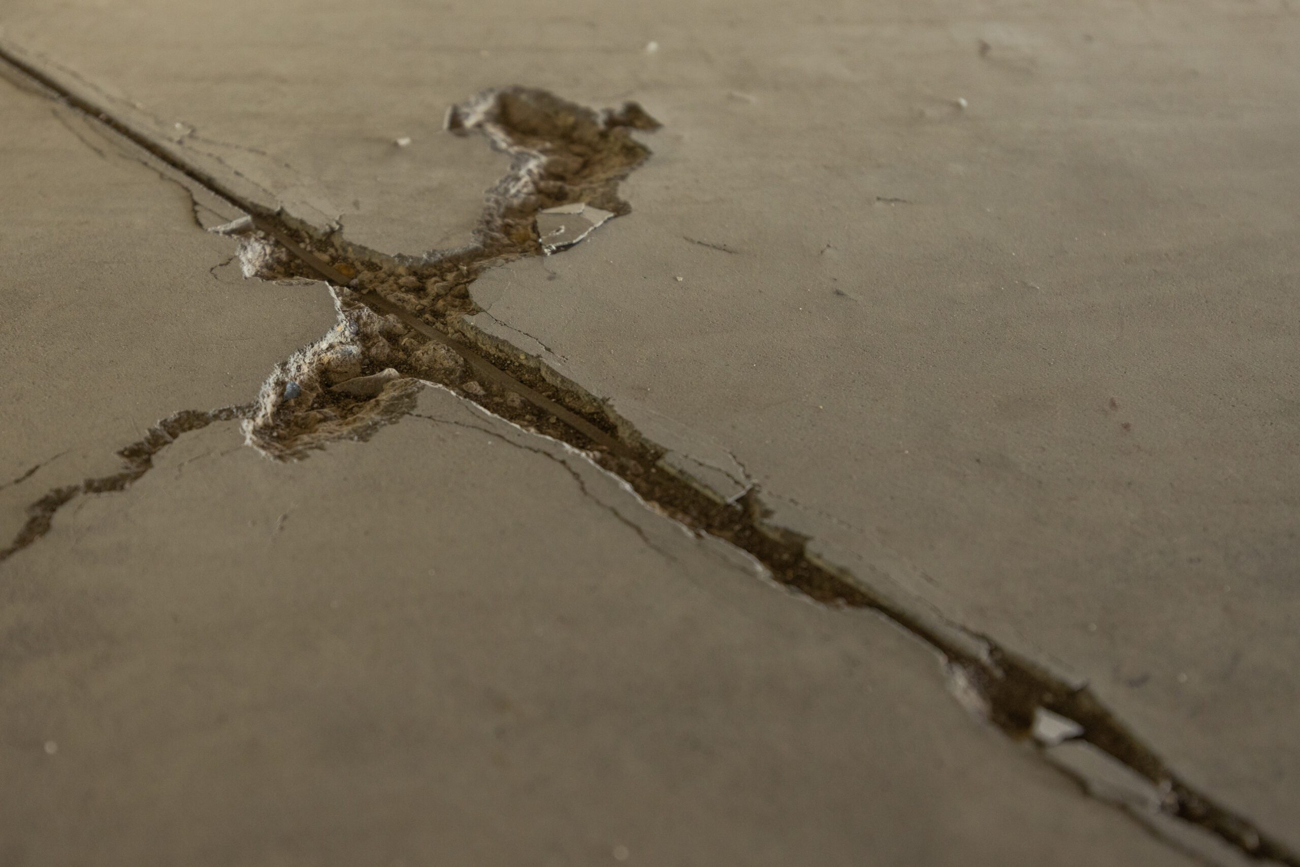 Chipping at expansion joints in concrete pavements